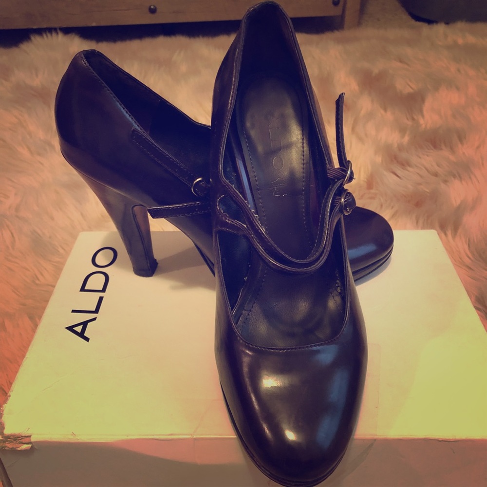 Aldo plum colored heels with a round toe.